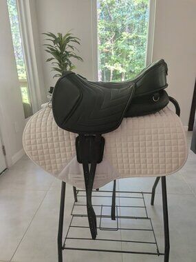 Ghost Treeless Ferrara Soft Saddle – 17” Seat – Black – Excellent Condition